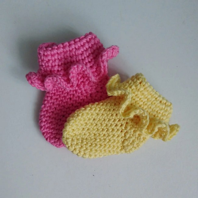 Crochet Frilled Newborn Socks Pattern
