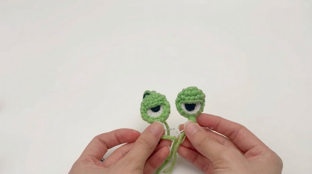 Crochet Frog Phone Case Pattern 2