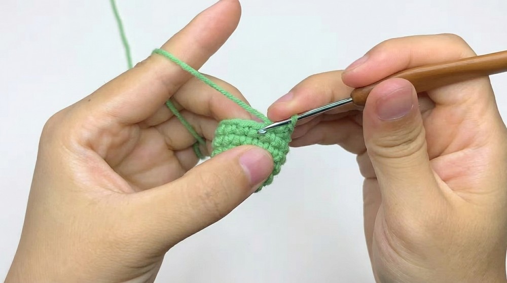 Crochet Tulip Keychain Pattern 4