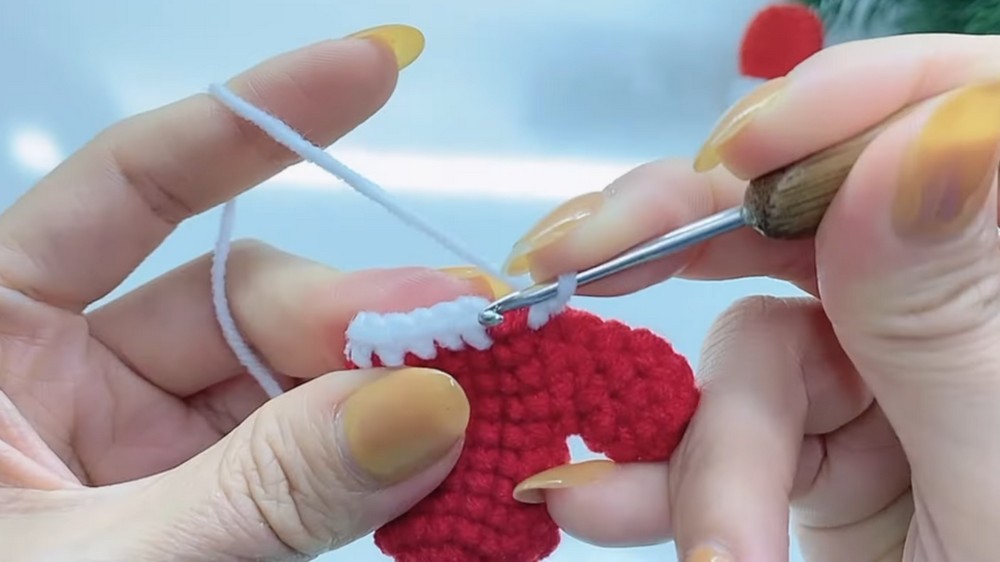 Crochet Christmas Gloves Pattern 3
