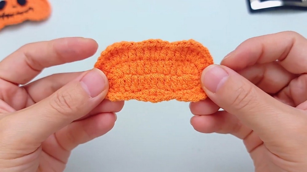 Crochet Halloween Pumpkin Hair Clip Pattern 3