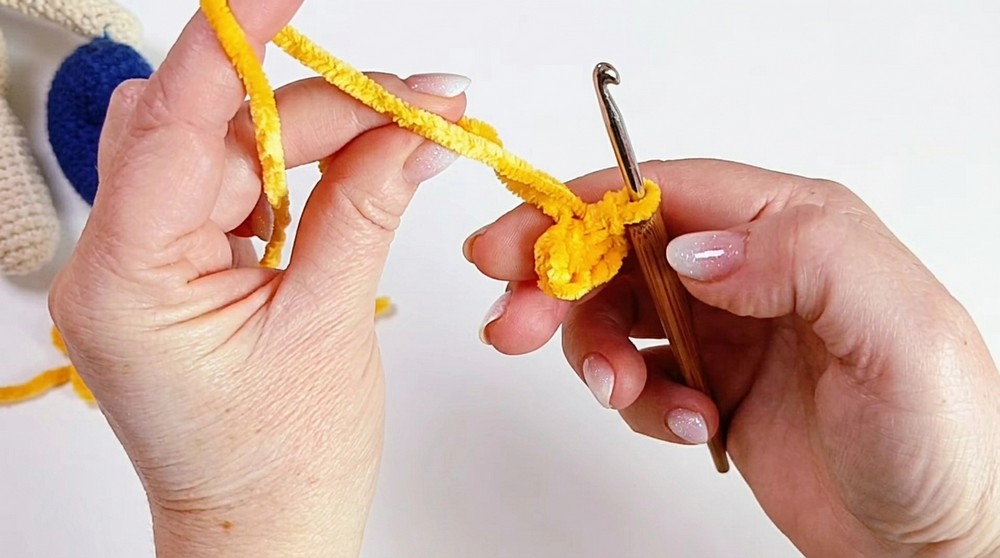Crochet Bee Amigurumi Pattern 1