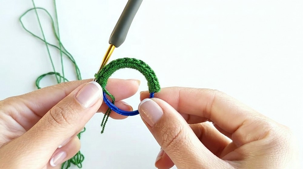 Crochet Christmas Wreath Pattern 1