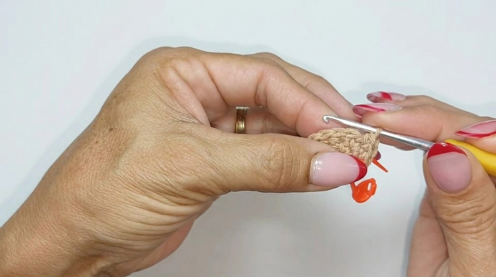 Crochet Capybara Keychain Pattern 1